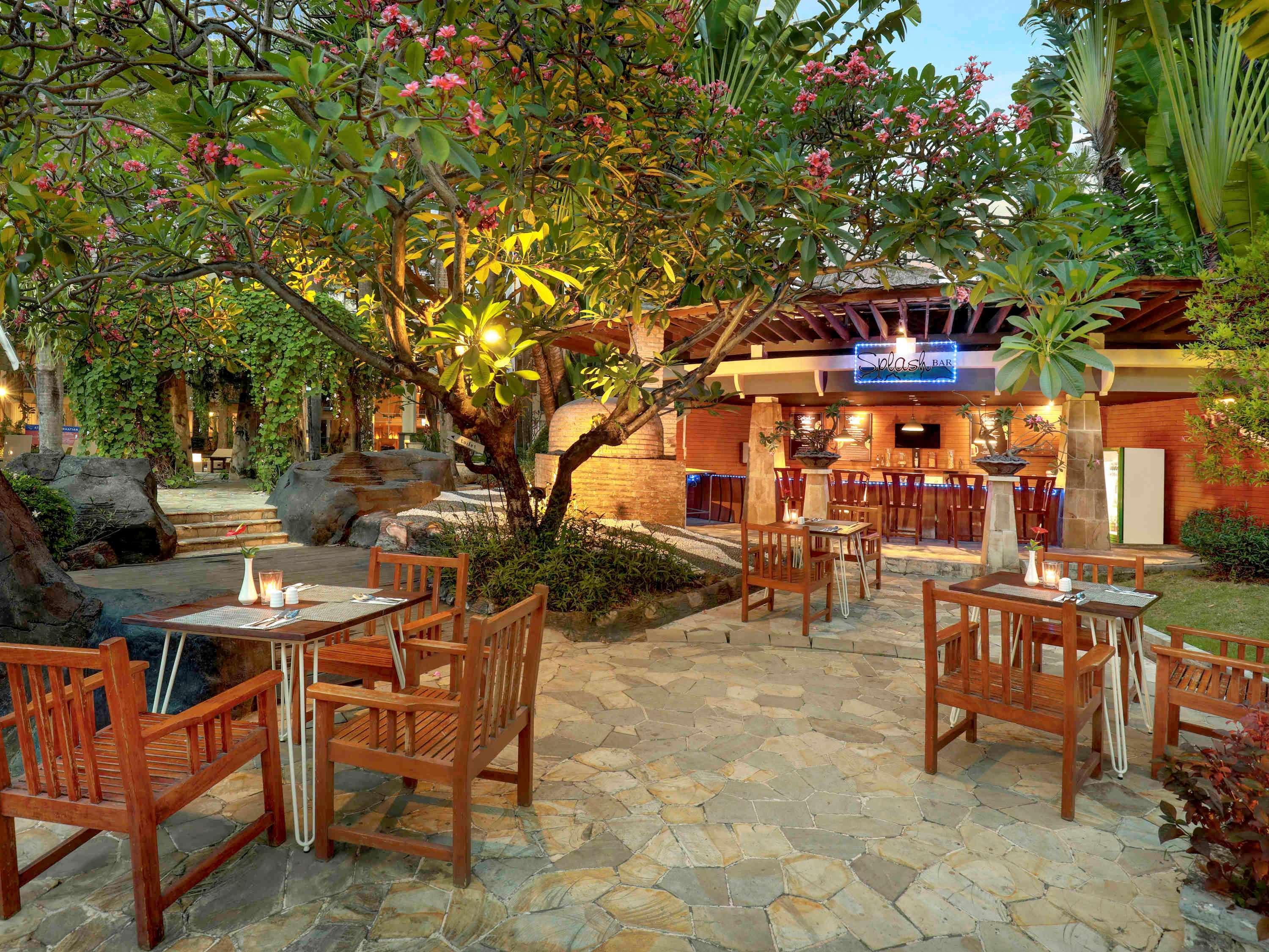 Grand Tropic Suites Hotel Surabaya Eksteriør billede