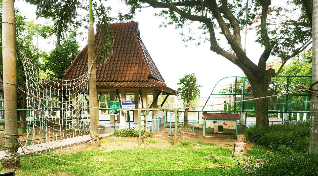 Grand Tropic Suites Hotel Surabaya Eksteriør billede